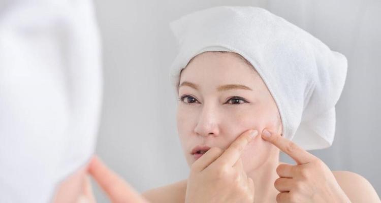 如何有效控制女生脸上出油问题（解决女生脸部油脂过剩的有效方法）