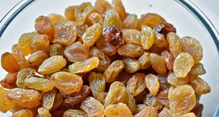 葡萄干的功效与作用以及食用方法（探索葡萄干的健康魅力，享受美味与滋补）