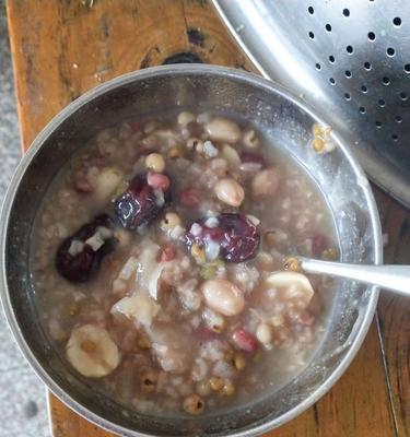以腊八粥里放什么食材好吃（探索腊八粥的经典配料和口味）