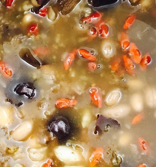 以腊八粥里放什么食材好吃（探索腊八粥的经典配料和口味）