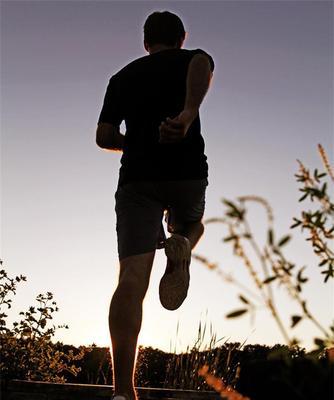 坚持每天跑步的优缺点（提升身体健康与可能带来的负面影响）