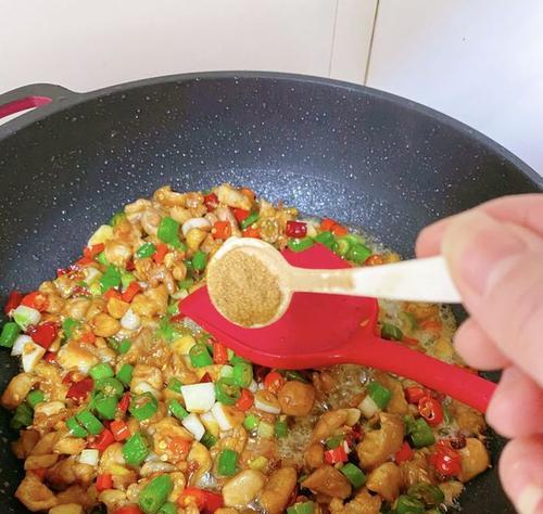 家常辣子鸡的制作方法（辣椒炒鸡丁风味十足）