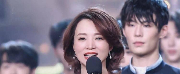 揭秘董卿被央视解雇谣言之真相（逐一解析董卿被解雇的原因）