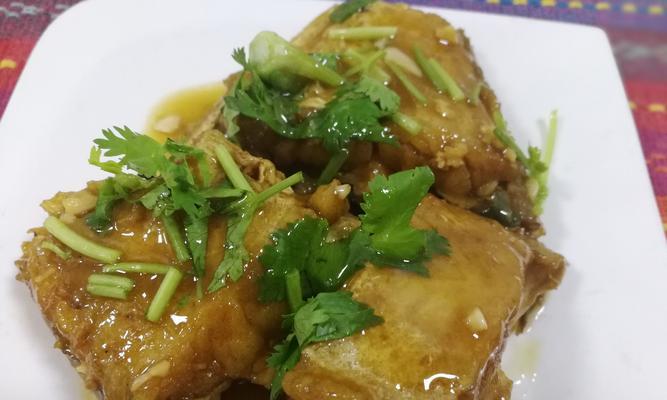 美味可口的正宗红烧扒皮鱼，享受鲜美滋味（红烧扒皮鱼）