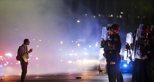 美国警察暴力执法的原因是什么？如何改善警察与社区的关系？