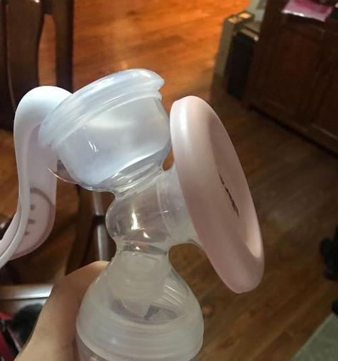 小白熊吸奶器充电器外观如何？
