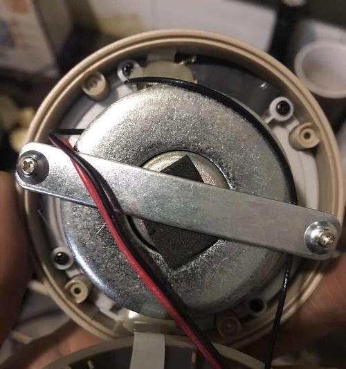 音箱喇叭通用底座的正确安装方法是什么？