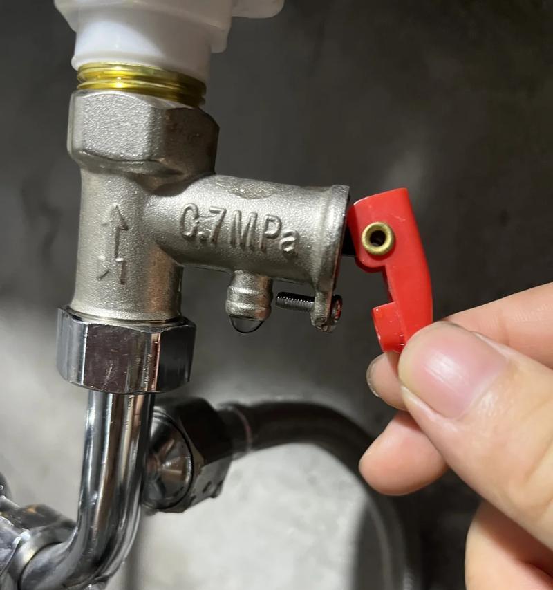 热水器下面的两个阀门分别是什么？它们有什么作用？