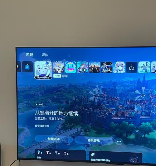 电视机旁边的冰箱叫什么？这种设计有什么特别之处？