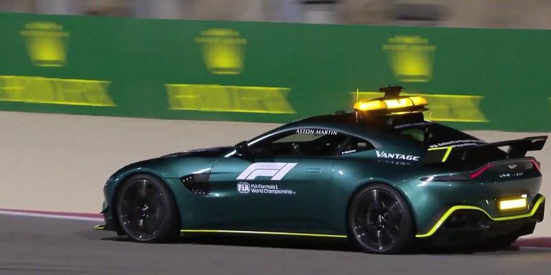 F1模拟器启动安全车的步骤是什么？启动后如何操作？