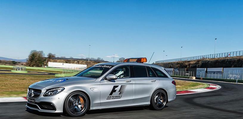 F1模拟器启动安全车的步骤是什么？启动后如何操作？