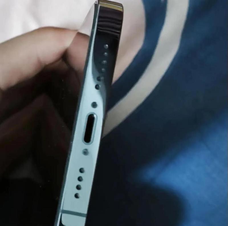 手机夹住充电器怎么办？如何安全取出？
